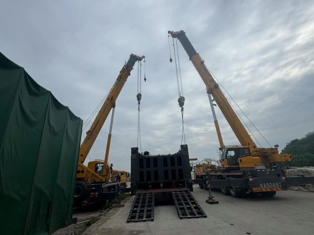 工厂车间内起重机吊运大型工件实拍