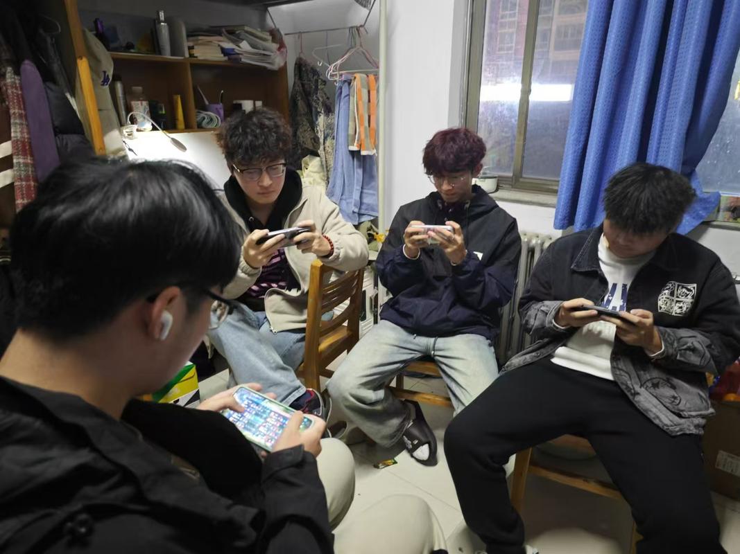 大学生宿舍多人同时用电脑手机抢课场景