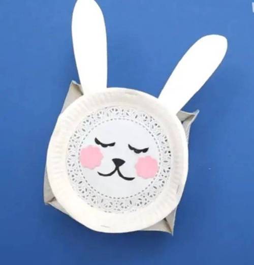 孩子独自制作纸盘兔子手工成品特写