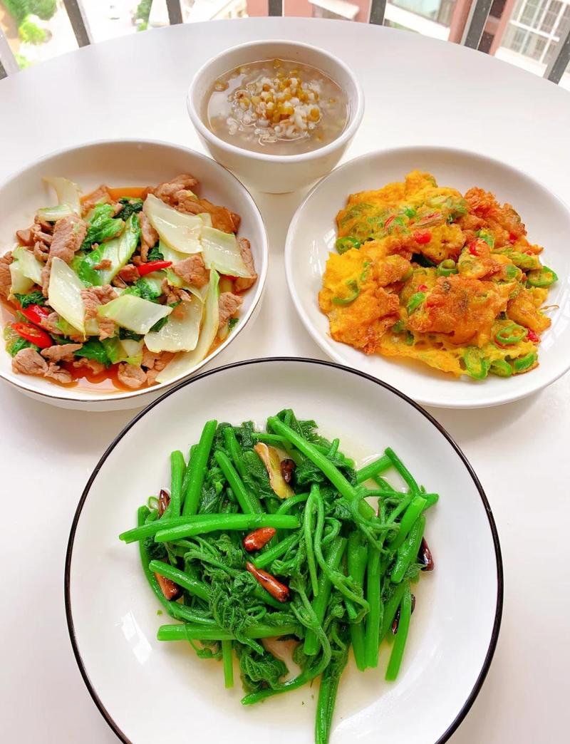 杂粮粥配清炒时蔬清淡晚餐实拍