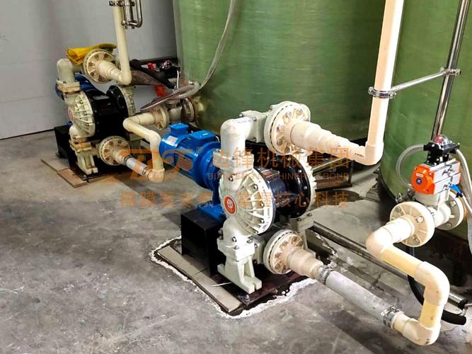 化工厂现场隔膜泵输送腐蚀性物料实拍