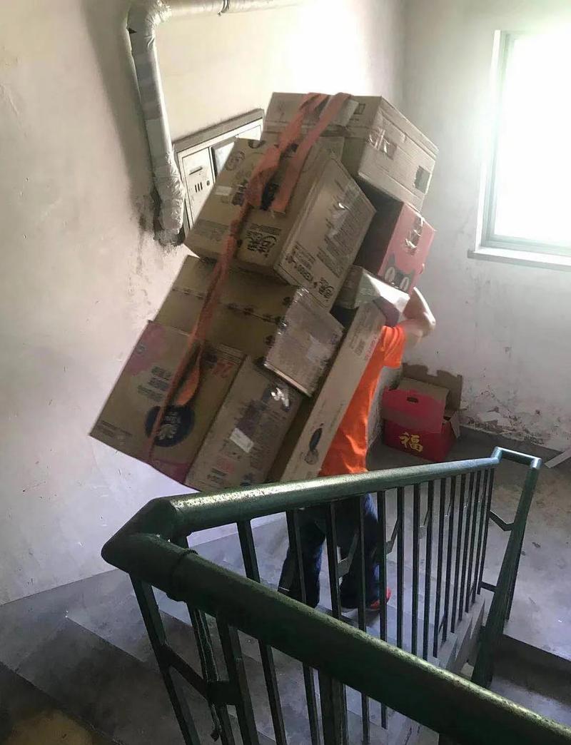 装修无电梯楼层人工搬运建筑垃圾实景
