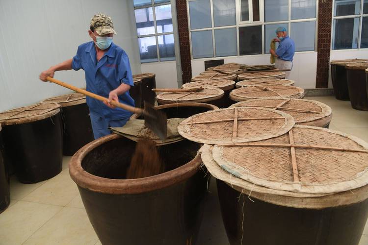 清徐老醋坊手工翻晾蒸制高粱场景