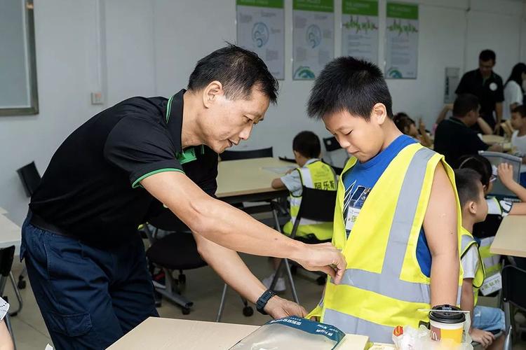 工业企业爸爸训练营现场 穿工服的爸爸们跟着讲师学给小学生整理书包