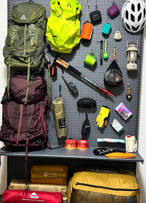 墙面固定挂架收纳好的户外登山包与帐篷