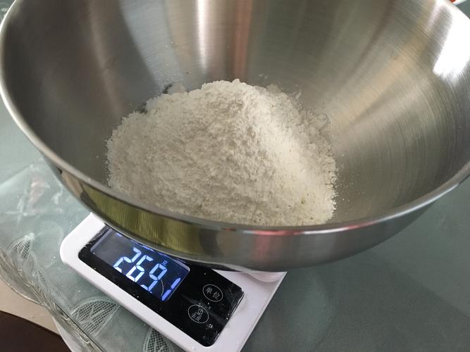 家用厨房秤称量低筋面粉做甜品图