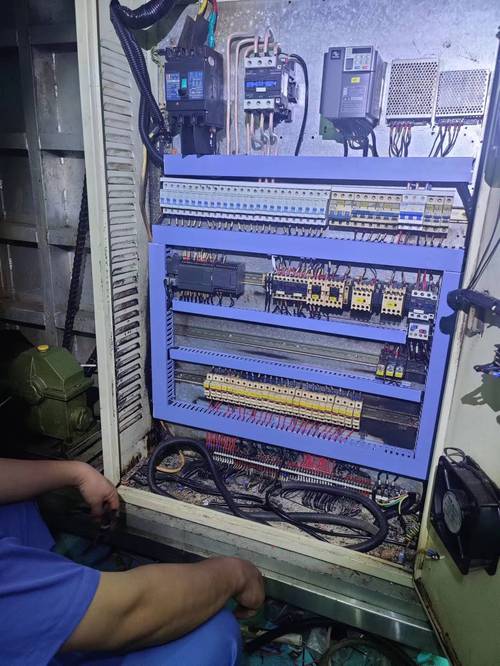 工厂流水线故障停机检修现场