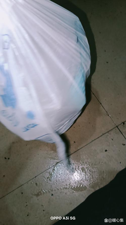 外侧和顶袋，专放随手要用的零碎