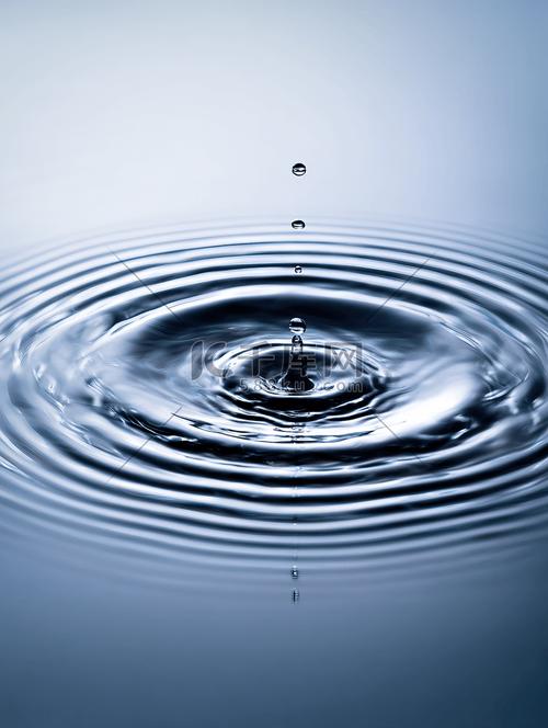 水滴落到水面产生涟漪的慢镜头摄影
