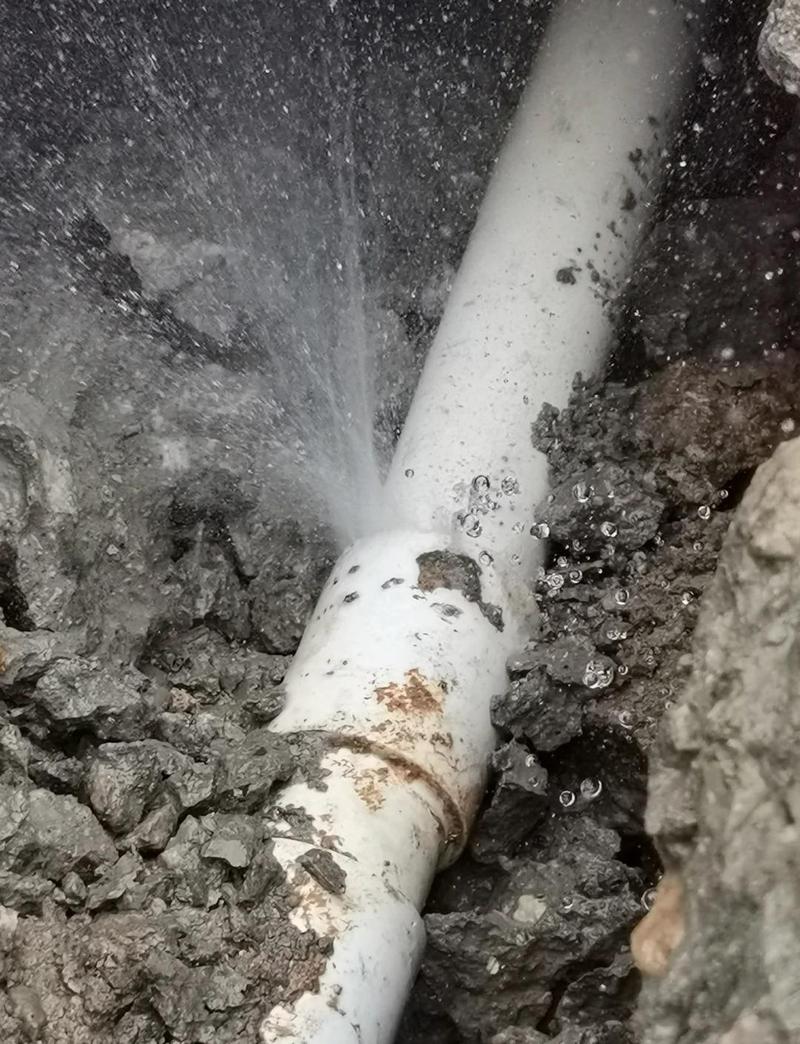 家装铝塑管接头渗水漏水维修现场
