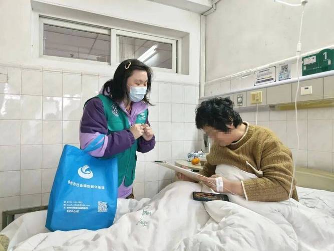 临终关怀病房里志愿者为孩子弹吉他