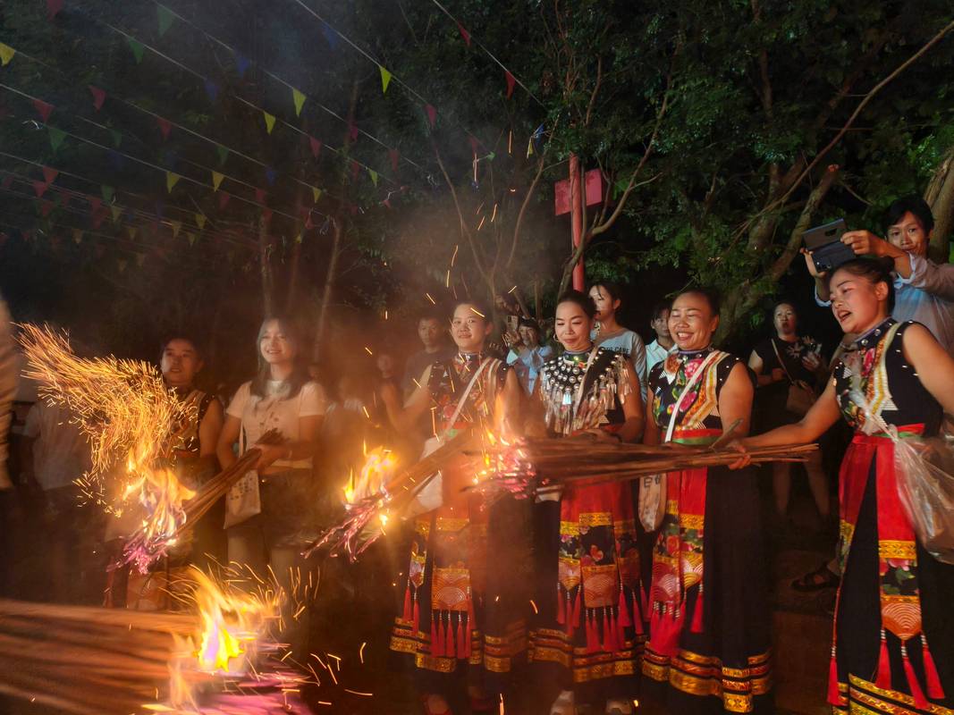 云南火把节夜晚人群围火把跳舞狂欢场面