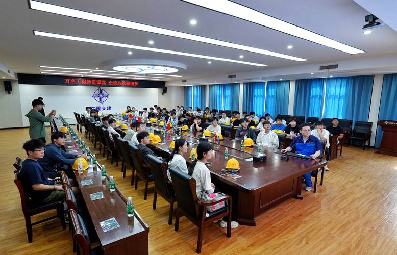 制造企业工程师带高校学生现场授课