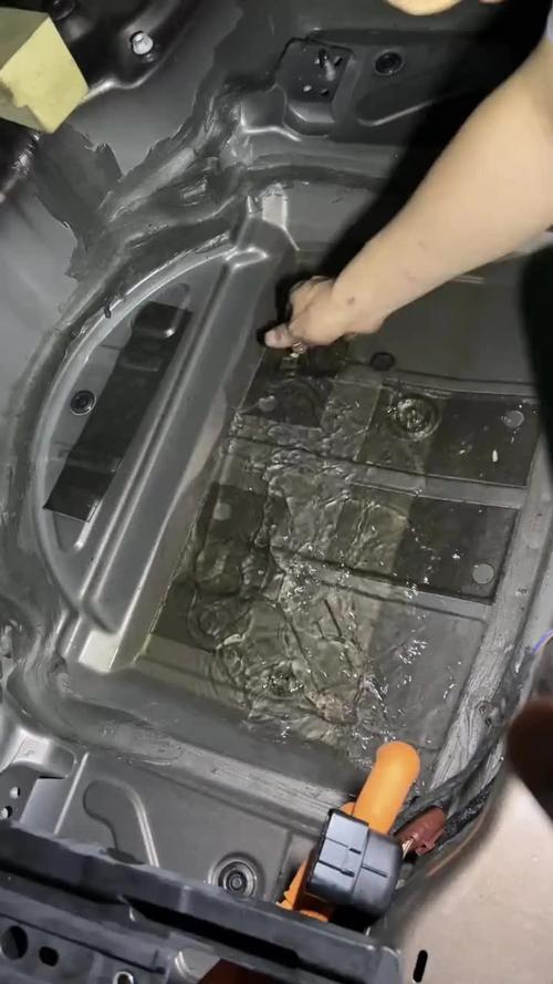 混动车动力电池散热管路腐蚀漏水实拍