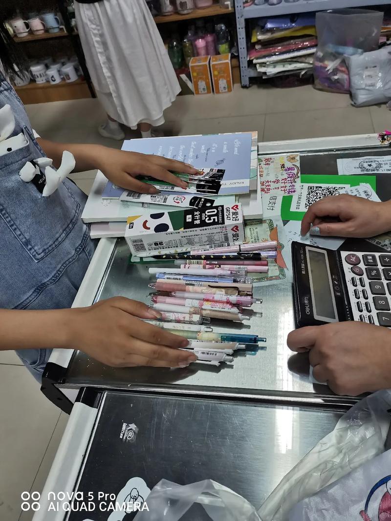 初中生趴在手办店柜台前用手机算攒钱进度的场景