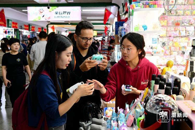 二手交易自提现场顾客检查商品细节场景