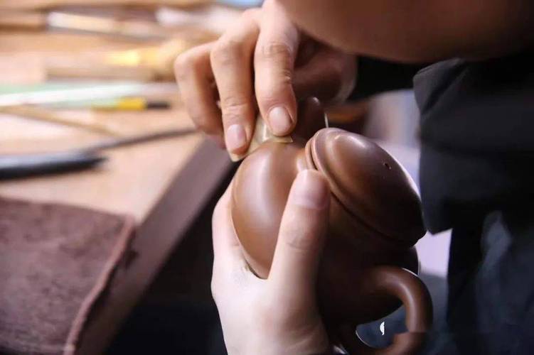 宜兴丁蜀匠人手工做紫砂壶明针工序