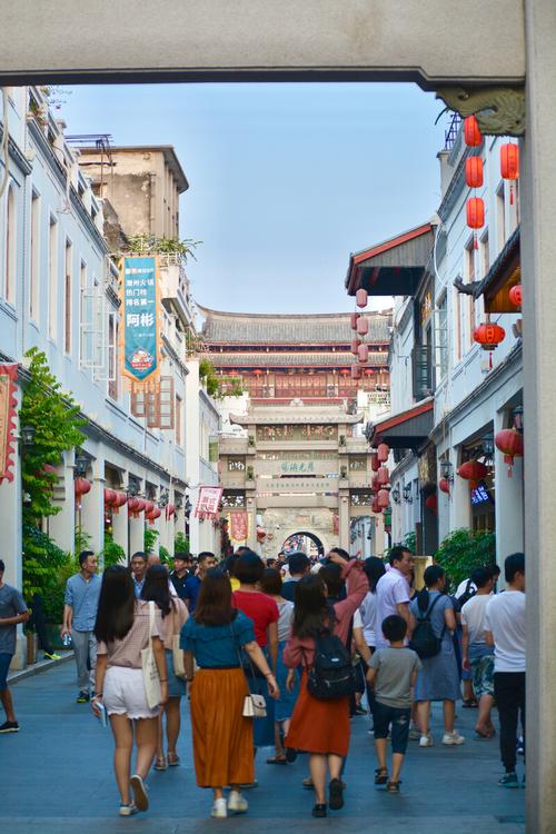 牌坊街拥挤的游客