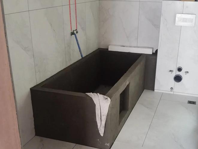 卫生间嵌入式浴缸防水施工场景