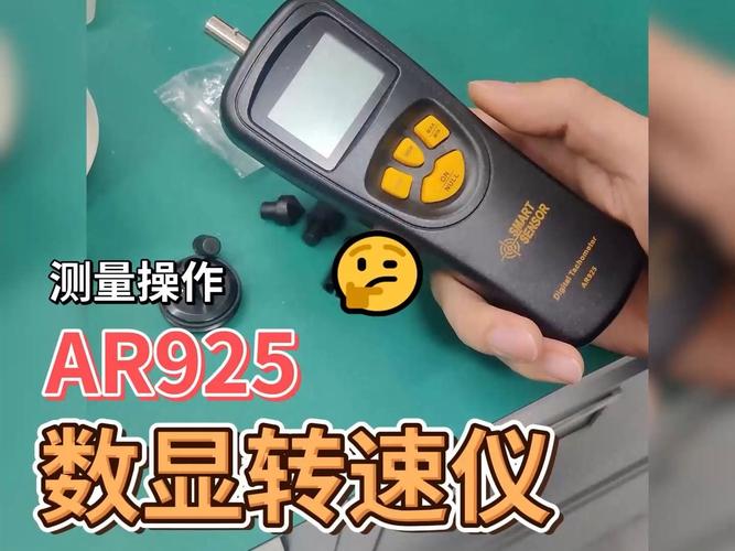 工厂车间使用接触式转速表测量电机转速