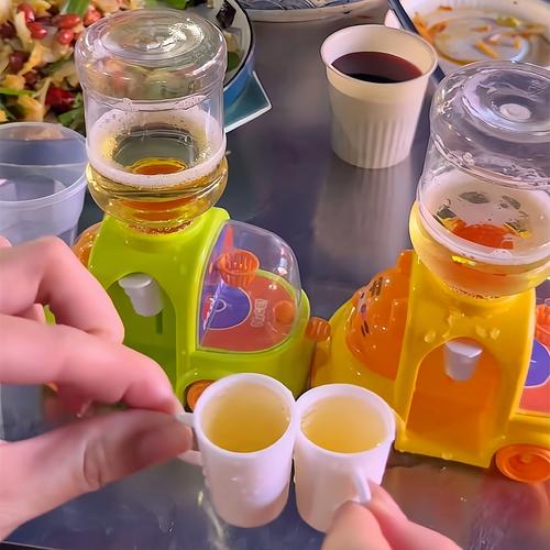 分手整蛊喷奶茶珍珠挂头发搞笑视频截图
