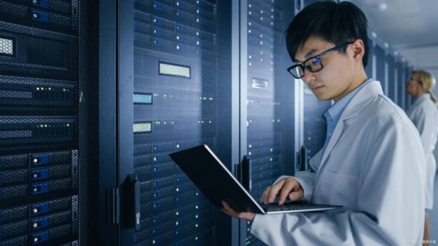 云计算运维工程师深夜加班憔悴背影
