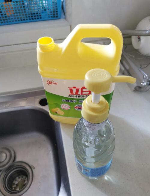 温水兑少量洗洁精浸泡陶瓷餐具的厨房水槽场景