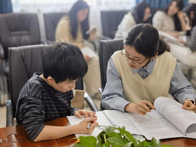 骨干教师到成员校指导教研现场