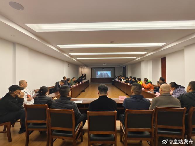 会议室尴尬汇报坏消息同事反应