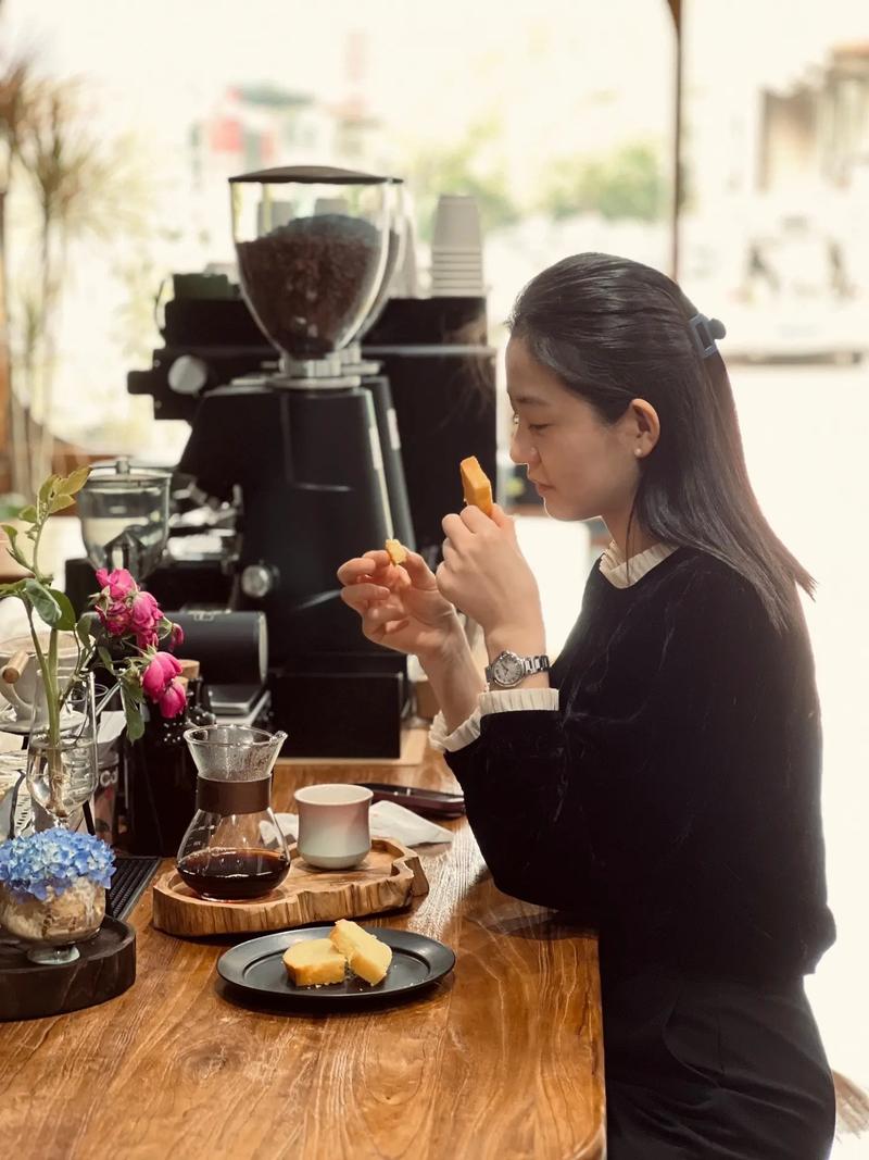 制造工业区女工妈妈咖啡馆独处妈妈喘息日现场照