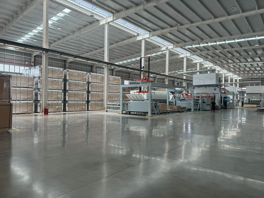 鲁丽家居工业4.0智造产线高精度加工板材