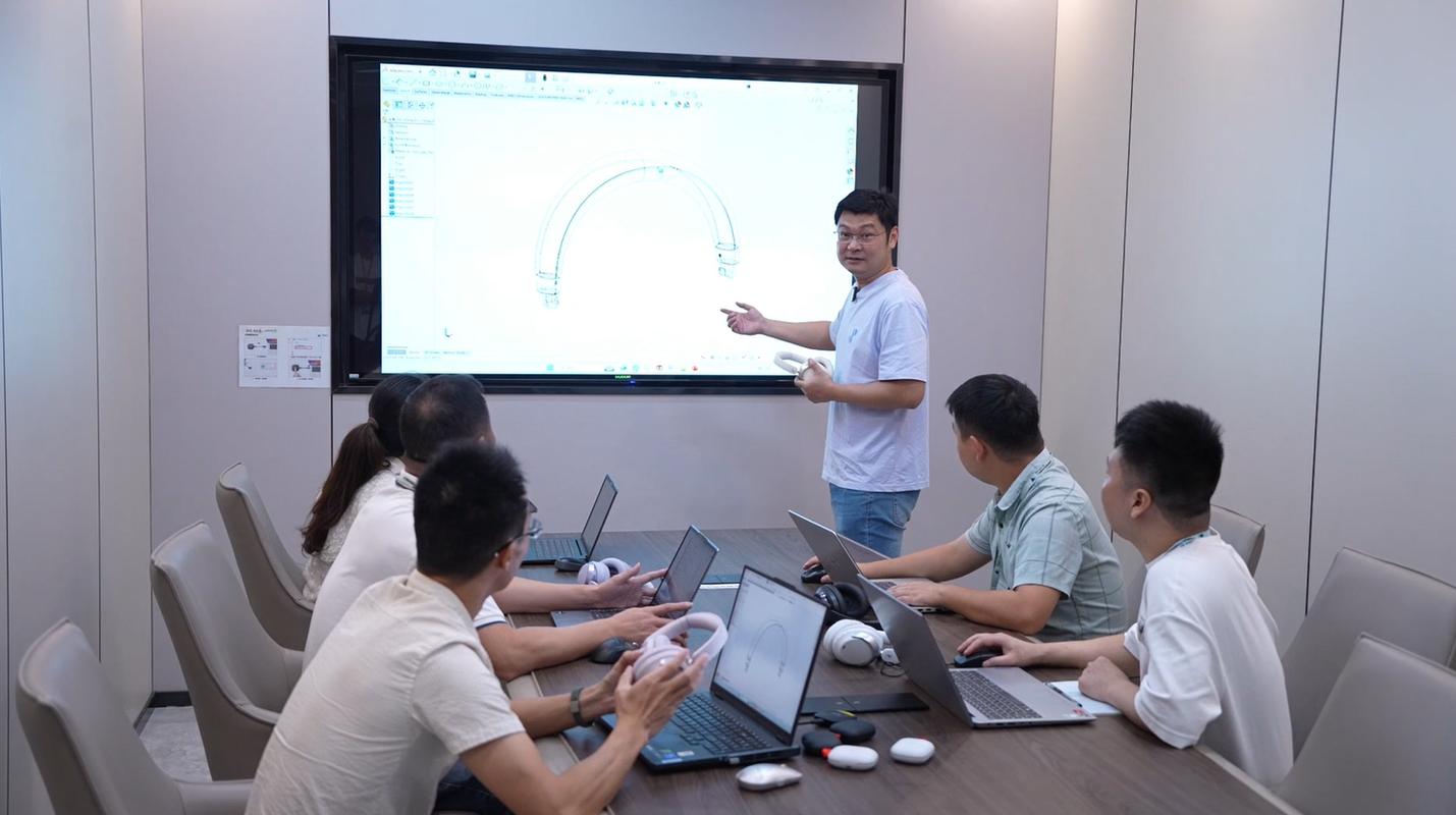工业企业核心技术研发团队实验室讨论场景图