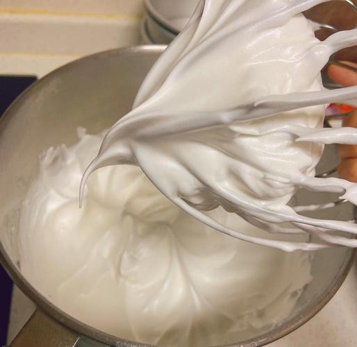 甜品制作打发到位的硬性发泡蛋白实拍