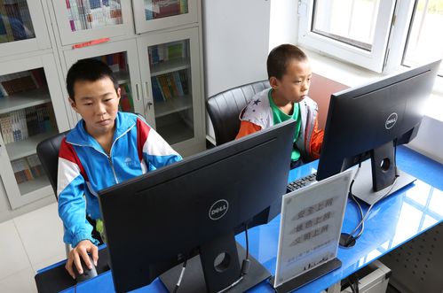 中小学生课堂使用浏览器搜索引擎查找学习资料场景