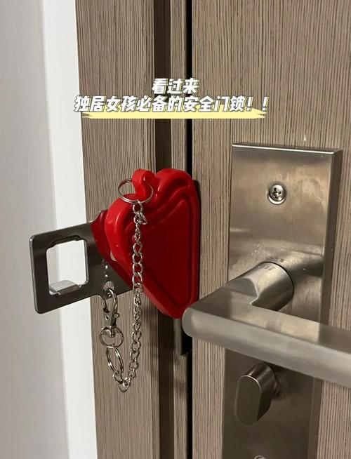 独居女孩门后米黄色阻门器实拍