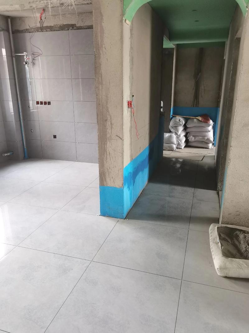 瓦工师傅正在精细铺贴六角小花砖