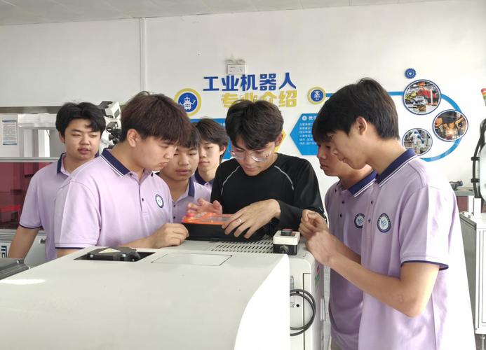 职业院校产教融合实训基地学生在操作机器人