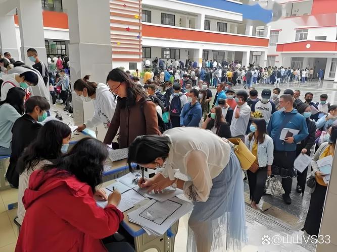 家长在积分入学窗口焦急咨询场景