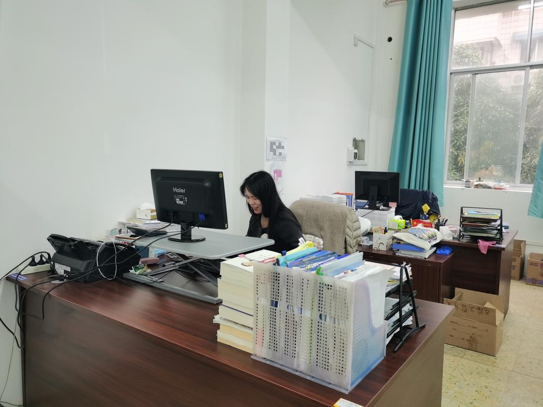 教师整理职称申报材料的办公桌场景