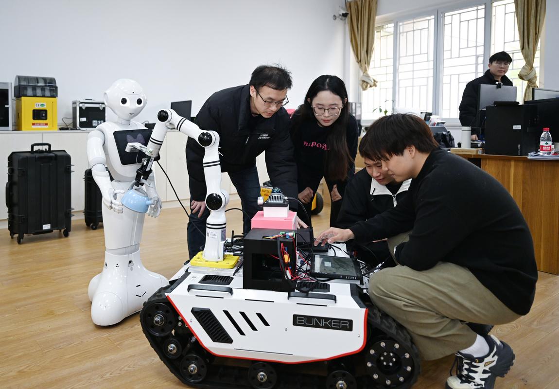 大学生跨学科团队研发智能机器人