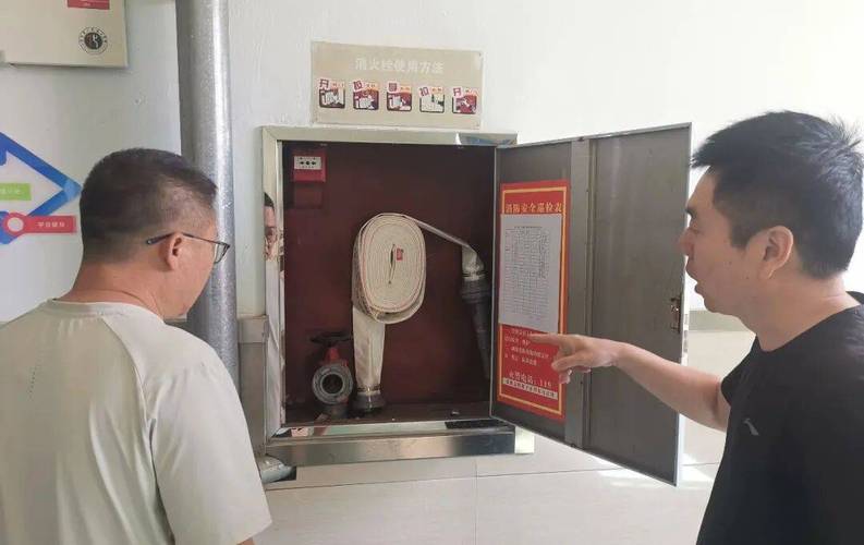 小学生轮值当班级安全检查员检查墙面插座实拍