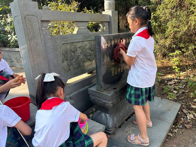 清明节小学生乡村扫墓实践活动照片