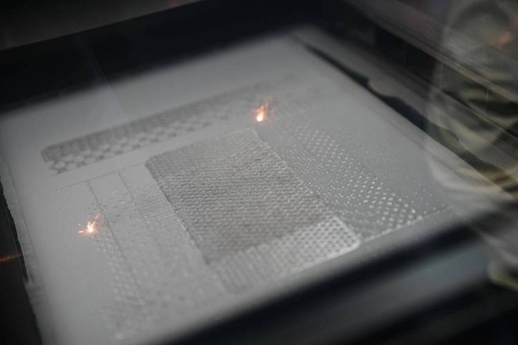 工业级SLM金属3D打印设备铺粉过程实拍