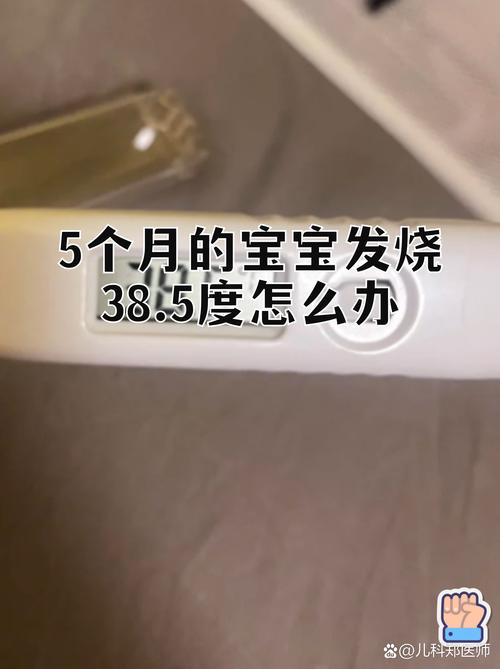 妈妈举着磨毛硅胶勺对着10个月宝宝慢念词语的居家日常