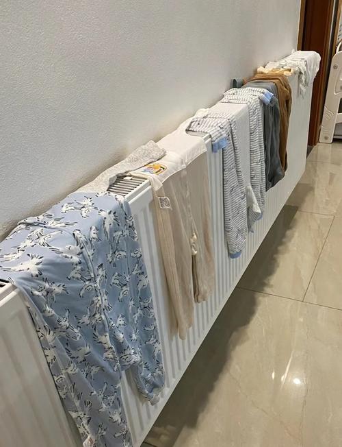 旧棉袜套在晾衣杆上清理暖气片缝隙