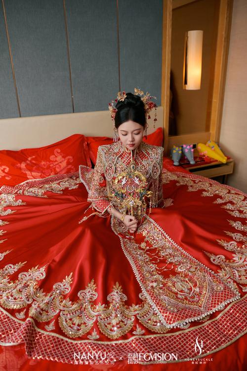 结婚红嫁衣搭配红色刺绣手帕婚床布置场景