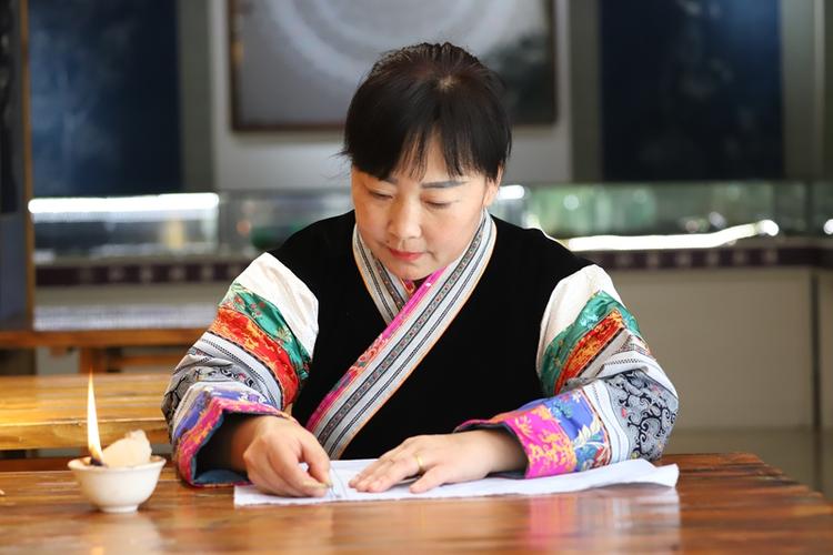 蜡染：一块蓝布上，藏着苗族人千年的巫术和秘密-因为所以