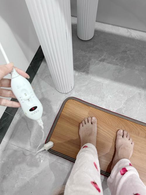 出租屋毛绒加热脚垫使用场景图
