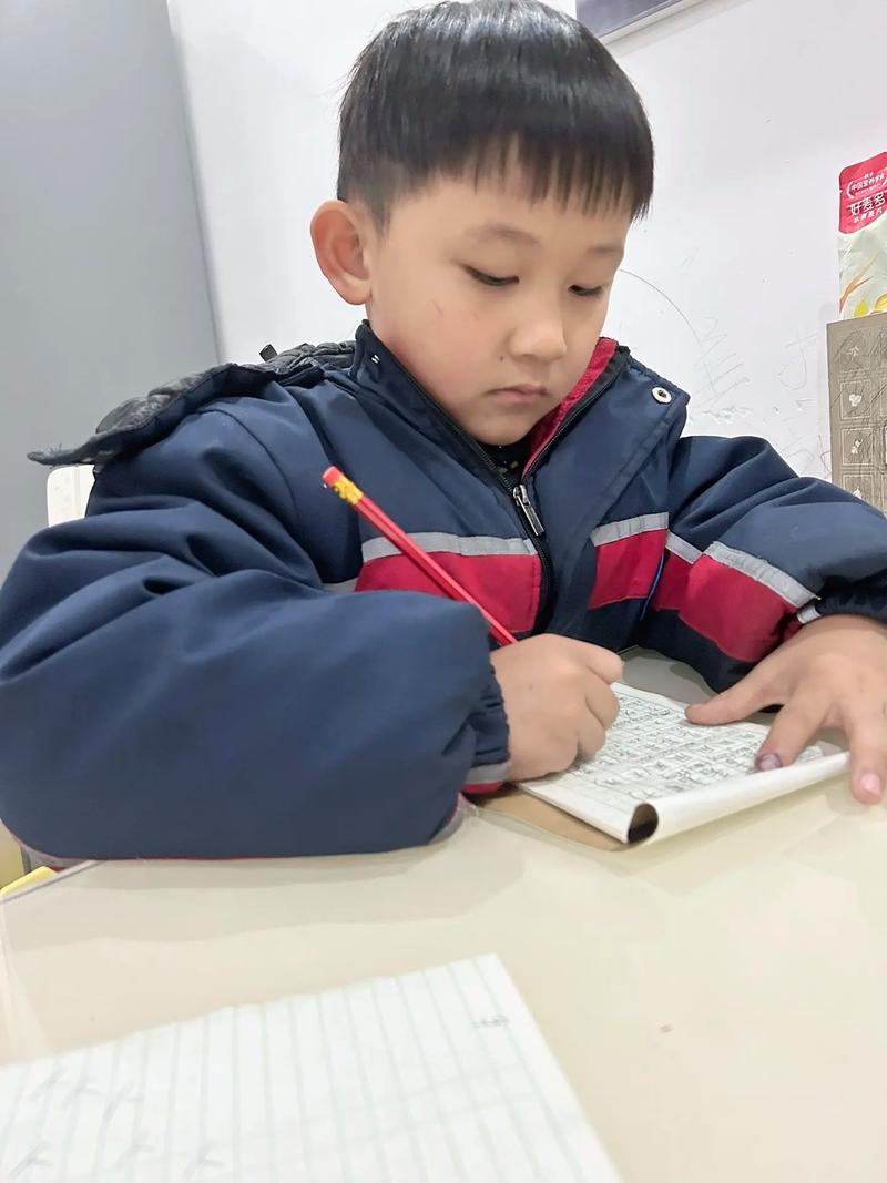 小学一年级孩子写生字时橡皮屑沾满脸的日常实拍