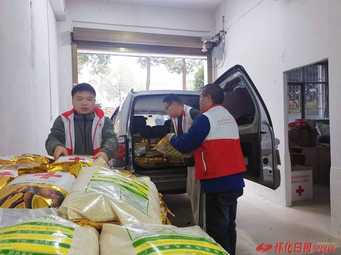 老厂长私下为困难户送生活物资场景